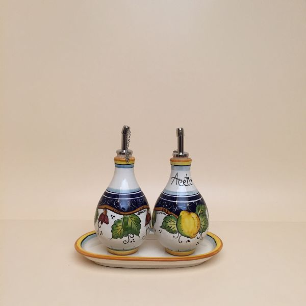 Set of 2 rounded oil and vinegar bottles, cm.13h with tray